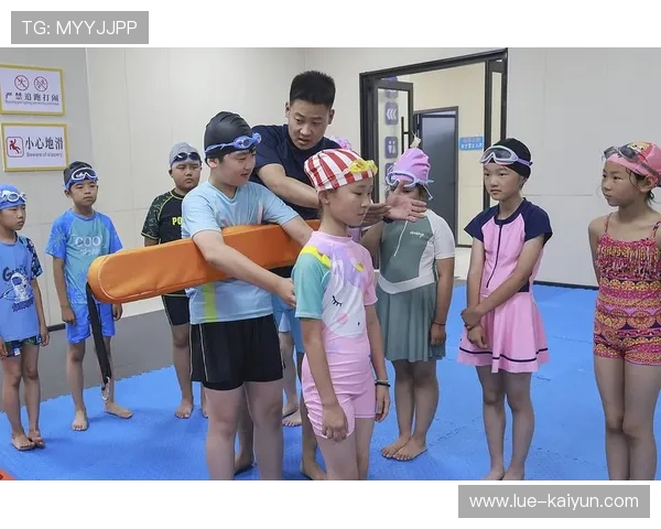 游泳馆加强青少年课程的安全检查与教师考核制度，学校游泳课开展情况